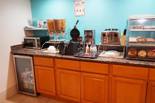 Howard Johnson by Wyndham Salinas image 15