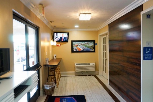 Howard Johnson by Wyndham Salinas image 19